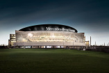 "Übernahme":  Aus o2 World wird Mercedes-Benz Arena: Multifunktionsarena in Berlin heißt seit 01.07. "Mercedes-Benz Arena Berlin"