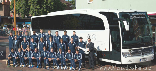  Mit 476 PS zum vierten Stern: Neuer Bus für die Deutsche Nationalmannschaft: Offizielle Schlüsselübergabe für den neuen Mannschaftsbus am   4. September mit Joachim Löw, Oliver Bierhoff und der gesamten Nationalmannschaft
