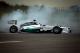 Video: "Race the Runway" - Mercedes-Silberfpeil düst mit 310 km/h übers Rollfeld: Drag-Race-Event in Edinburgh für einen wohltätigen Zweck mit Beteiligung von Mercedes-Benz