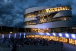  Salsa unter den Sternen : Sommer-Tanzpartys im Mercedes-Benz Museum