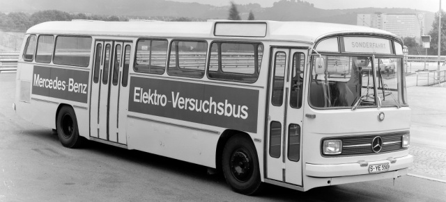 1969: Geburtsstunde des Hybrid bei Daimler : Daimler stellt auf der IAA  in Frankfurt den ersten Prototyp des Elektro-Hybrid-Busses OE 302 vor