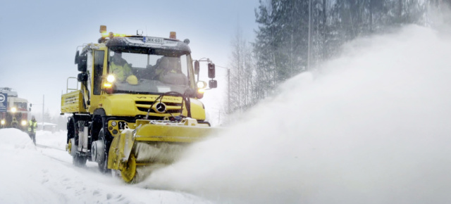 Unimog at work: Video:  Unimog U427 Road Railer macht der Bahn den Weg frei