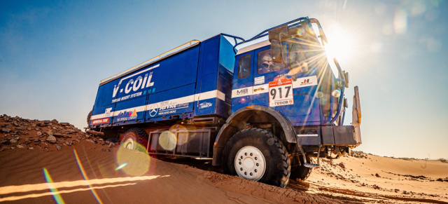 Dakar Rallye 2025: Zwei Mercedes-Benz Lkw-Legenden als rollende Werkstätten beim härtesten Rennen der Welt