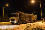 Mercedes-Benz Lkw at work: Ein Mercedes Benz Arocs ist in Finnland schwer auf dem Holzweg