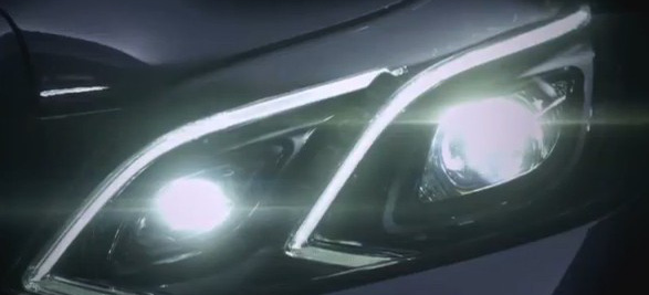 Es werde Licht: So sieht das Leuchtendesign der E-Klasse 2014 aus (Video): Teaser-Video vom neuen Frontschwerfer der kommneden Mercedes-E-Klasse Generation 