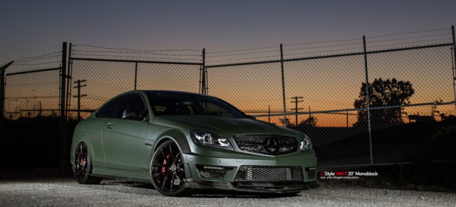 In the Army now: Mercedes C63 AMG im Military-Look : Der High-Performance-Benz lässt sich in Military-Green foliert und auf 20-Zoll-Vellanos  blicken