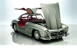 Modellauto in 1:8: Neuer Mercedes-Benz 300 SL Flügeltürer für 1.182 Euro