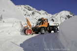 Einer kommt durch: Der Unimog im Winter: Unimog U 500 HLZ trotzt in Vorarlberg den Schneemassen des Sturmtiefs Andre