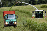 Unimog at Work: Unimog bringt Power to the Bauer: Herbstzeit ist Maiserntezeit