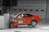 Realitätsnah? Neuer USA Crashtest lässt Mercedes C-Klasse durchfallen : Kritik am Versuchaufbau: Neuer "Small Overlap" Crashtest sei  wirklichkeitsfern 