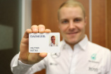 Der neue Silberpfeil-Pilot Valtteri Bottas zu Gast in Stuttgart: Valtteri Bottas besucht seine neue Daimler Motorsport-Familie!