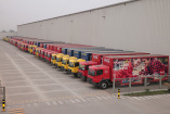 Die peruanische Firma Coca-Cola Lindley hat 37 brasilianische Mercedes-Benz Atego gekauft. : 37 Mercedes-Benz Atego für goldene Cola in Peru