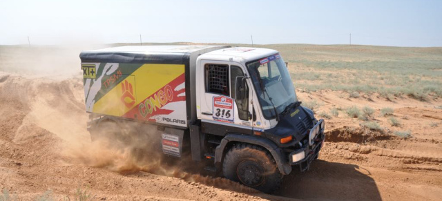 Zwischenstand: Mercedes Unimog  schlägt sich bei Silkway Rallye 2013  wacker: Unimog U 400 liegt in der Wertung der LKW bis 10 L-Hubraum auf Rang 3