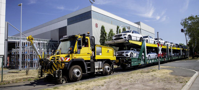 Unimog at work: Unimog bringt Neuwagen auf die Schiene 