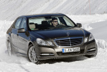 Die schönsten Mercedes-Motive im Schnee: O du Fröhliche: Schöne Sterne im Schnee