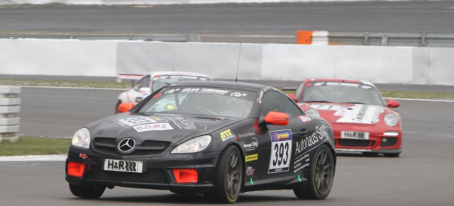 7. VLN-Lauf:  Mercedes SLK als tragischer Held : In aussichtsreicher Position liegend ist der Mercedes SLK von Motorsport Sing mit einem technischen Defekt ausgeschieden 