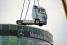 Der Actros an der Angel!: Anlässlich des Truck Grand Prix hat die Daimler AG den neuen Actros auf das Dach der Mercedes Lounge gehieft! 