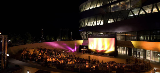 Großes Kino im Mercedes-Benz Museum:  An 16 Abenden wird die Open Air Bühne am Mercedes-Benz Museum zum Freilichtkino