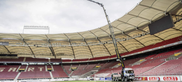 Mercedes Actros at work: Dank des Actros mit Arbeitsbühne geht es wieder aufwärts beim VFB Stuttgart