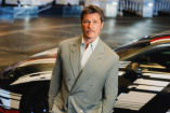 We are family: Mercedes-AMG & Brad Pitt: Prickel Pitt:  Mit dem Filmstar kehrt der Humor in die Mercedes-Werbung zurück