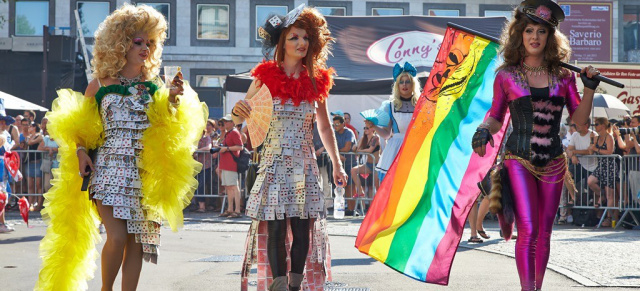 Querlenker: Daimler erstmals beim Christopher Street Day in Stuttgart: Unternehmen stellt Mercedes-Benz-Truck für Parade durch Stuttgart zur Verfügung