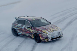 Stars on Ice: Drift-Testfahrt im neuen Mercedes-AMG A45: Heiß auf Eis: Der neue Mercedes-AMG A45 wird cool, man!