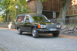 Der letzte Wagen ist immer ein Kombi - 1980er Mercedes-Benz 230 Pollmann Bestattungswagen : Aus Liebe zum Beruf? Pathologieassistentin mit dem außergewöhnlichen Hobby Leichenwagen
